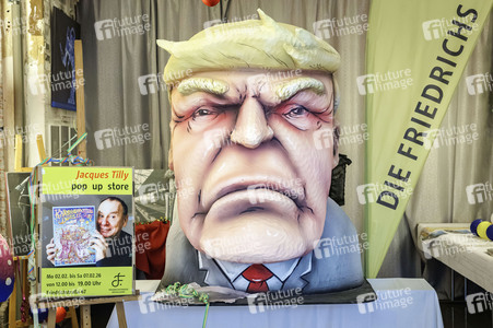 Donald Trump aus Pappmaché in Düsseldorf