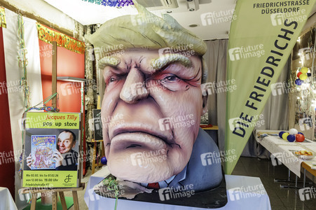 Donald Trump aus Pappmaché in Düsseldorf