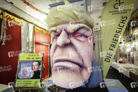 Donald Trump aus Pappmaché in Düsseldorf