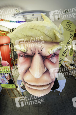 Donald Trump aus Pappmaché in Düsseldorf