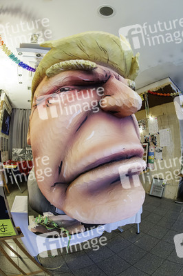 Donald Trump aus Pappmaché in Düsseldorf