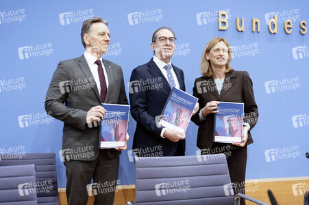 Bundespressekonferenz 'Vorstellung der Dunkelfeldstudie zur Gewaltbetroffenheit in Deutschland' in Berlin