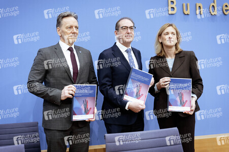 Bundespressekonferenz 'Vorstellung der Dunkelfeldstudie zur Gewaltbetroffenheit in Deutschland' in Berlin
