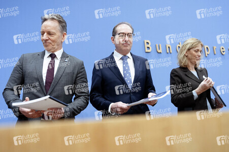 Bundespressekonferenz 'Vorstellung der Dunkelfeldstudie zur Gewaltbetroffenheit in Deutschland' in Berlin