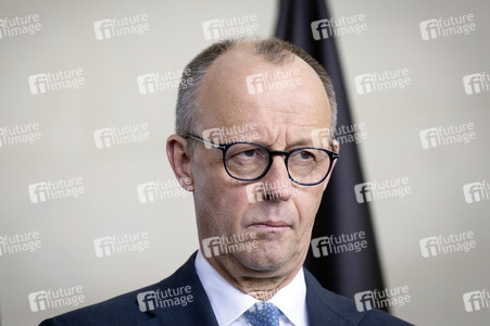 Übergabe vom Jahresgutachten 2026 der Expertenkommission Forschung und Innovation an den Bundeskanzler in Berlin