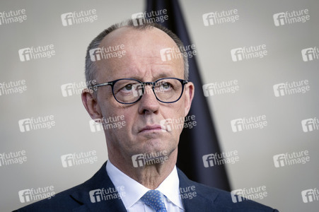 Übergabe vom Jahresgutachten 2026 der Expertenkommission Forschung und Innovation an den Bundeskanzler in Berlin