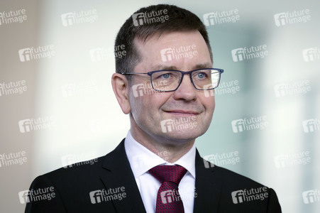 Übergabe vom Jahresgutachten 2026 der Expertenkommission Forschung und Innovation an den Bundeskanzler in Berlin