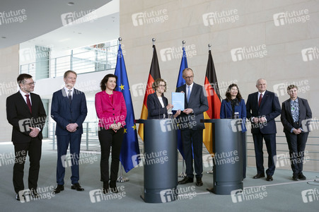 Übergabe vom Jahresgutachten 2026 der Expertenkommission Forschung und Innovation an den Bundeskanzler in Berlin