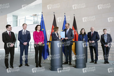 Übergabe vom Jahresgutachten 2026 der Expertenkommission Forschung und Innovation an den Bundeskanzler in Berlin