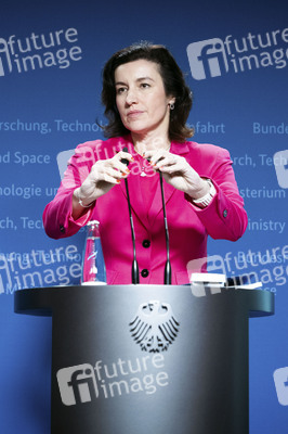 Übergabe vom Jahresgutachten 2026 der Expertenkommission Forschung und Innovation an den Bundeskanzler in Berlin