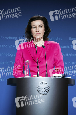 Übergabe vom Jahresgutachten 2026 der Expertenkommission Forschung und Innovation an den Bundeskanzler in Berlin