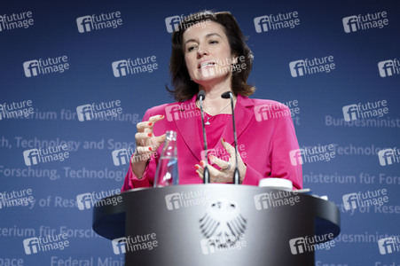 Übergabe vom Jahresgutachten 2026 der Expertenkommission Forschung und Innovation an den Bundeskanzler in Berlin