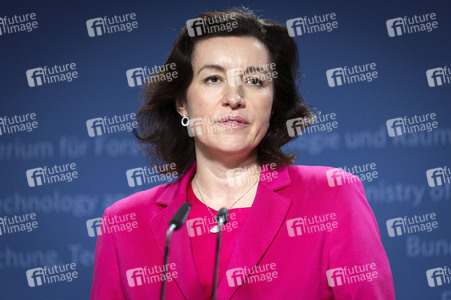 Übergabe vom Jahresgutachten 2026 der Expertenkommission Forschung und Innovation an den Bundeskanzler in Berlin