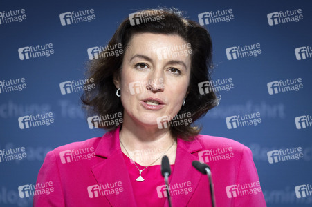 Übergabe vom Jahresgutachten 2026 der Expertenkommission Forschung und Innovation an den Bundeskanzler in Berlin