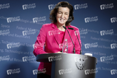 Übergabe vom Jahresgutachten 2026 der Expertenkommission Forschung und Innovation an den Bundeskanzler in Berlin