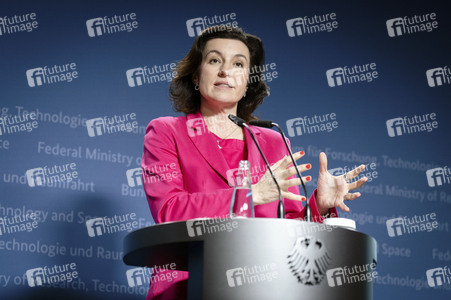 Übergabe vom Jahresgutachten 2026 der Expertenkommission Forschung und Innovation an den Bundeskanzler in Berlin