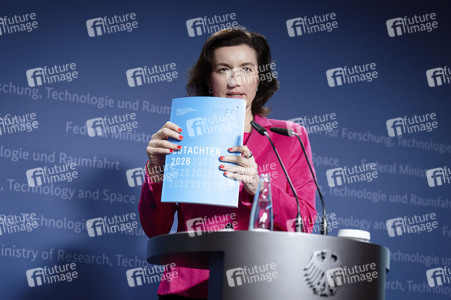 Übergabe vom Jahresgutachten 2026 der Expertenkommission Forschung und Innovation an den Bundeskanzler in Berlin