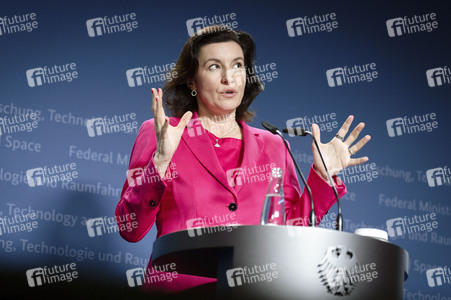 Übergabe vom Jahresgutachten 2026 der Expertenkommission Forschung und Innovation an den Bundeskanzler in Berlin