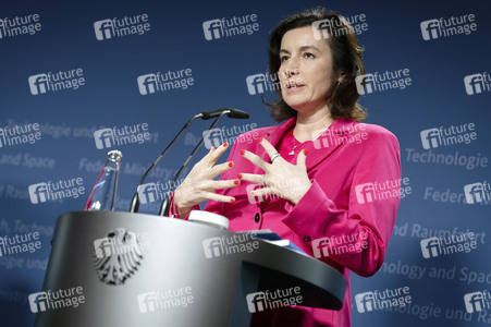 Übergabe vom Jahresgutachten 2026 der Expertenkommission Forschung und Innovation an den Bundeskanzler in Berlin