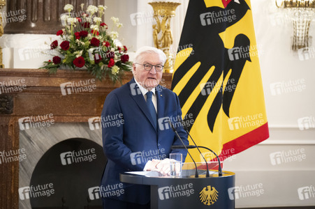 Übergabe der Wohlfahrtsmarken 2026 durch den Bundesminister der Finanzen an den Bundespräsidenten in Berlin