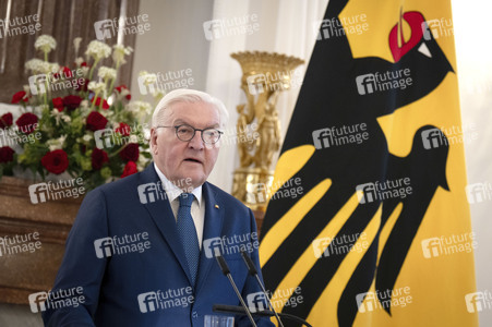 Übergabe der Wohlfahrtsmarken 2026 durch den Bundesminister der Finanzen an den Bundespräsidenten in Berlin