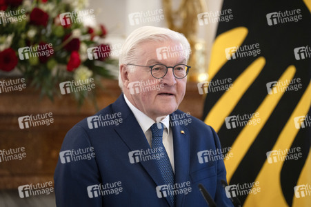 Übergabe der Wohlfahrtsmarken 2026 durch den Bundesminister der Finanzen an den Bundespräsidenten in Berlin