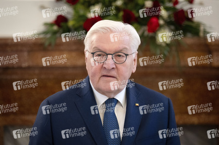 Übergabe der Wohlfahrtsmarken 2026 durch den Bundesminister der Finanzen an den Bundespräsidenten in Berlin