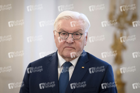 Übergabe der Wohlfahrtsmarken 2026 durch den Bundesminister der Finanzen an den Bundespräsidenten in Berlin