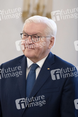 Übergabe der Wohlfahrtsmarken 2026 durch den Bundesminister der Finanzen an den Bundespräsidenten in Berlin