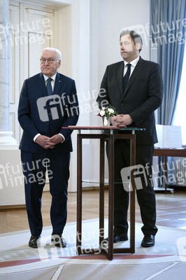 Übergabe der Wohlfahrtsmarken 2026 durch den Bundesminister der Finanzen an den Bundespräsidenten in Berlin