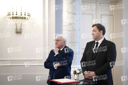 Übergabe der Wohlfahrtsmarken 2026 durch den Bundesminister der Finanzen an den Bundespräsidenten in Berlin