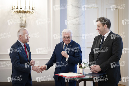 Übergabe der Wohlfahrtsmarken 2026 durch den Bundesminister der Finanzen an den Bundespräsidenten in Berlin