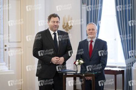 Übergabe der Wohlfahrtsmarken 2026 durch den Bundesminister der Finanzen an den Bundespräsidenten in Berlin