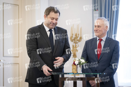 Übergabe der Wohlfahrtsmarken 2026 durch den Bundesminister der Finanzen an den Bundespräsidenten in Berlin