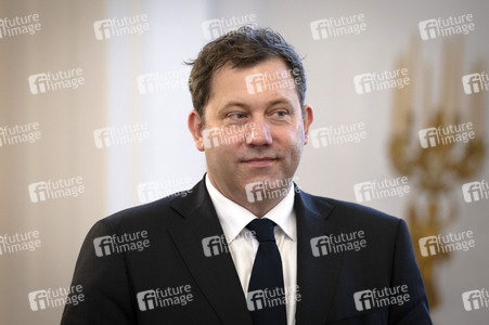 Übergabe der Wohlfahrtsmarken 2026 durch den Bundesminister der Finanzen an den Bundespräsidenten in Berlin