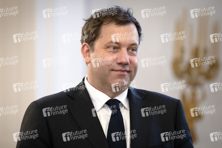 Übergabe der Wohlfahrtsmarken 2026 durch den Bundesminister der Finanzen an den Bundespräsidenten in Berlin