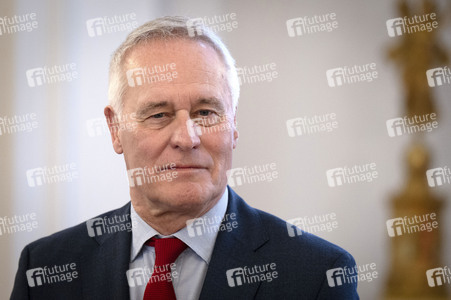 Übergabe der Wohlfahrtsmarken 2026 durch den Bundesminister der Finanzen an den Bundespräsidenten in Berlin