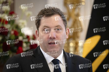 Übergabe der Wohlfahrtsmarken 2026 durch den Bundesminister der Finanzen an den Bundespräsidenten in Berlin