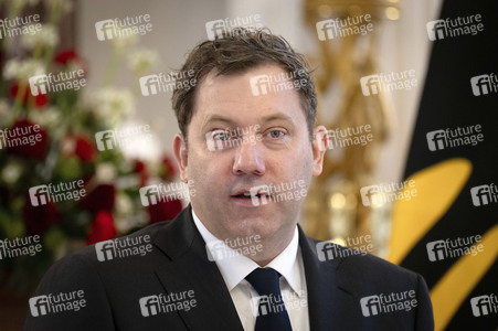 Übergabe der Wohlfahrtsmarken 2026 durch den Bundesminister der Finanzen an den Bundespräsidenten in Berlin