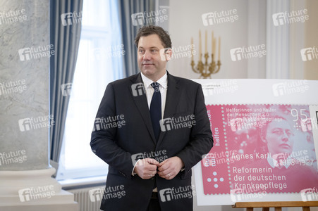 Übergabe der Wohlfahrtsmarken 2026 durch den Bundesminister der Finanzen an den Bundespräsidenten in Berlin