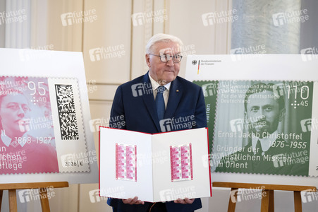 Übergabe der Wohlfahrtsmarken 2026 durch den Bundesminister der Finanzen an den Bundespräsidenten in Berlin