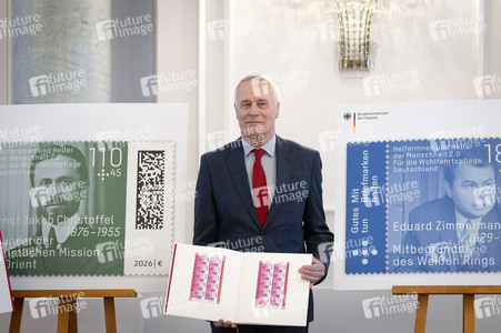 Übergabe der Wohlfahrtsmarken 2026 durch den Bundesminister der Finanzen an den Bundespräsidenten in Berlin