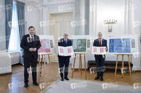 Übergabe der Wohlfahrtsmarken 2026 durch den Bundesminister der Finanzen an den Bundespräsidenten in Berlin