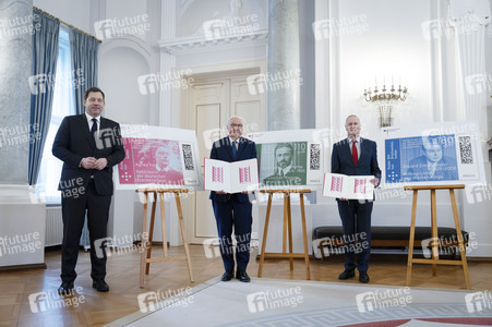 Übergabe der Wohlfahrtsmarken 2026 durch den Bundesminister der Finanzen an den Bundespräsidenten in Berlin
