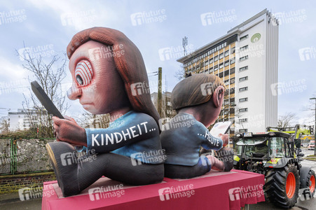 Aufstellung des Rosenmontag-Zuges in Düsseldorf