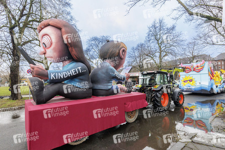Aufstellung des Rosenmontag-Zuges in Düsseldorf