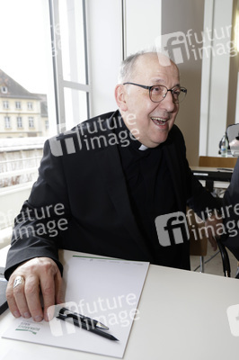 Fototermin zum Auftakt der Frühjahrsvollversammlung in Würzburg