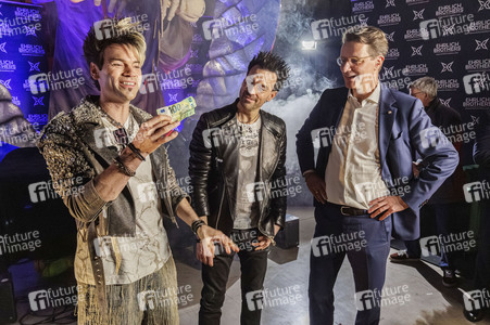 Besuch von Hendrik Wüst am Firmensitz der Ehrlich Entertainment GmbH in Bünde