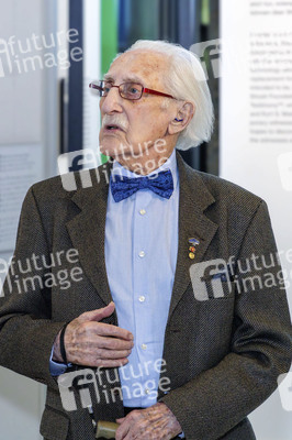 Leon Weintraub besucht die Ausstellung HOLO-VOICES in Essen