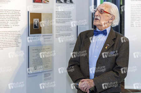 Leon Weintraub besucht die Ausstellung HOLO-VOICES in Essen